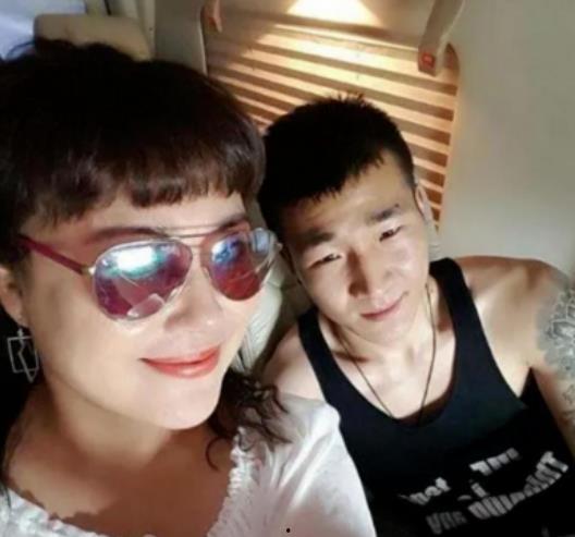 戴墨镜的女生爆料娱乐圈,娱乐圈幕后真相大曝光 第3张 戴墨镜的女生爆料娱乐圈,娱乐圈幕后真相大曝光 第3张