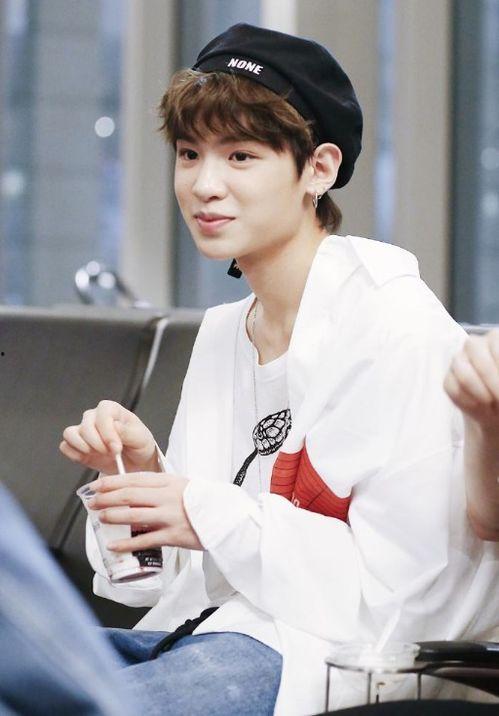 黄明昊机场爆料视频,揭秘明星日常出行瞬间  第3张