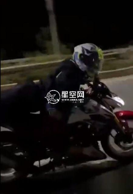 爆料新闻精神小伙,爆笑新闻引网友热议